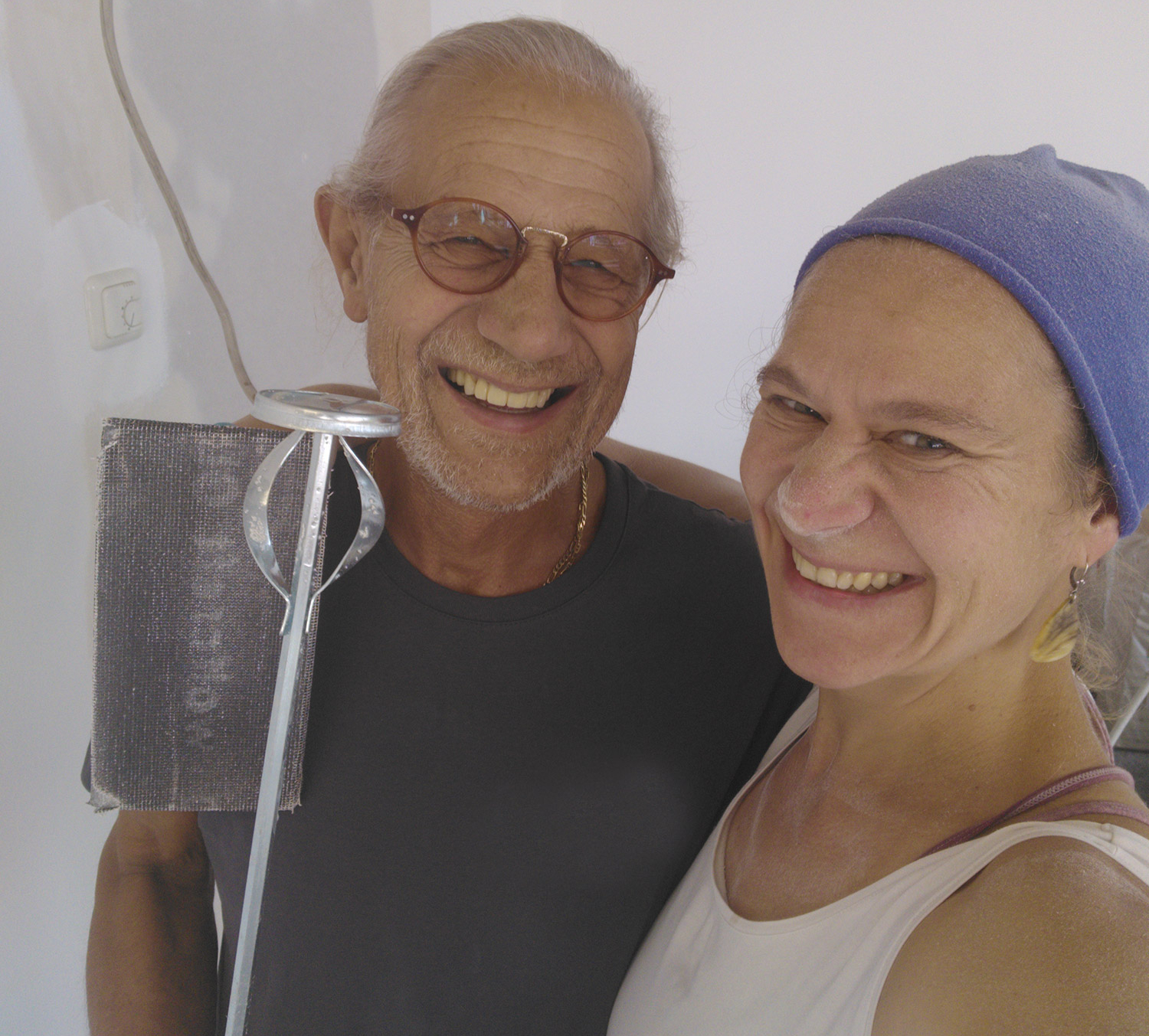Vater und Tochter beim gemeinsamen Schaffen in den Räumen fürs NEUE ANANDA.